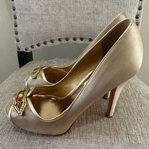 Badgley Mischka Formslag gold Satin Pumps women’s, Size 6,5